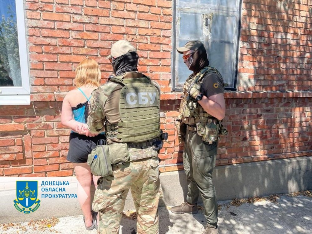 O tânără de 18 ani din Ucraina a fost prinsă când le spunea ruşilor unde sunt militarii şi echipamentele armatei. Ce riscă acum